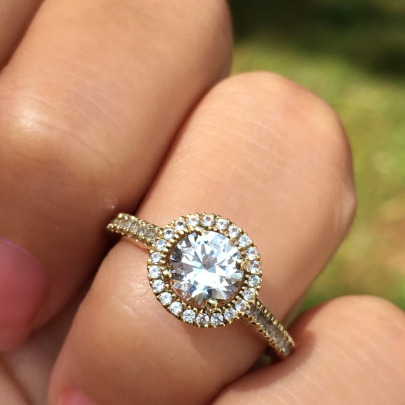 Jewelry - 10k Solid Yellow Gold Diamond Halo Engagement Ring
